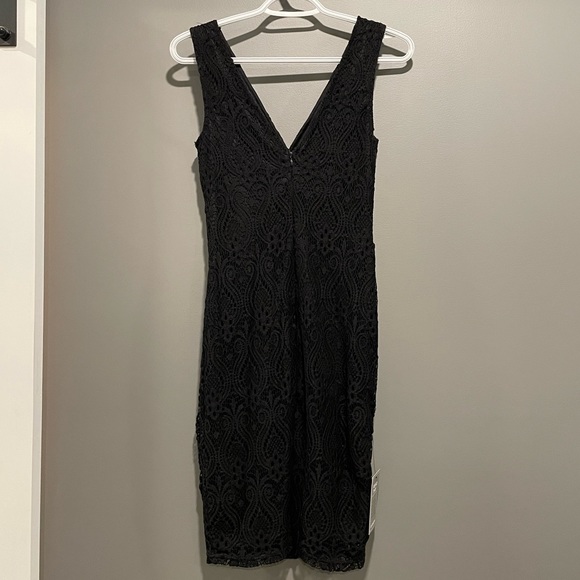 Le Chateau Lace V Neck Cocktail Dress - Picture 3 of 5